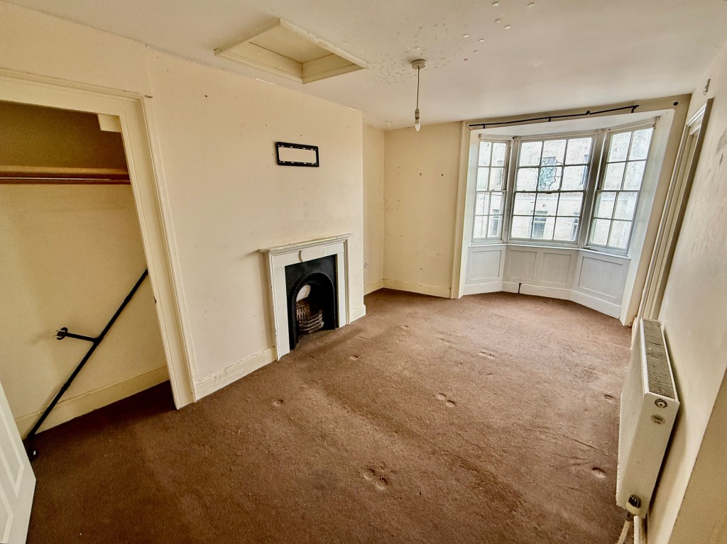 Lot: 88 - VACANT FOUR STOREY PROPERTY IN TOWN CENTRE - Maisonette - second floor - bedroom three